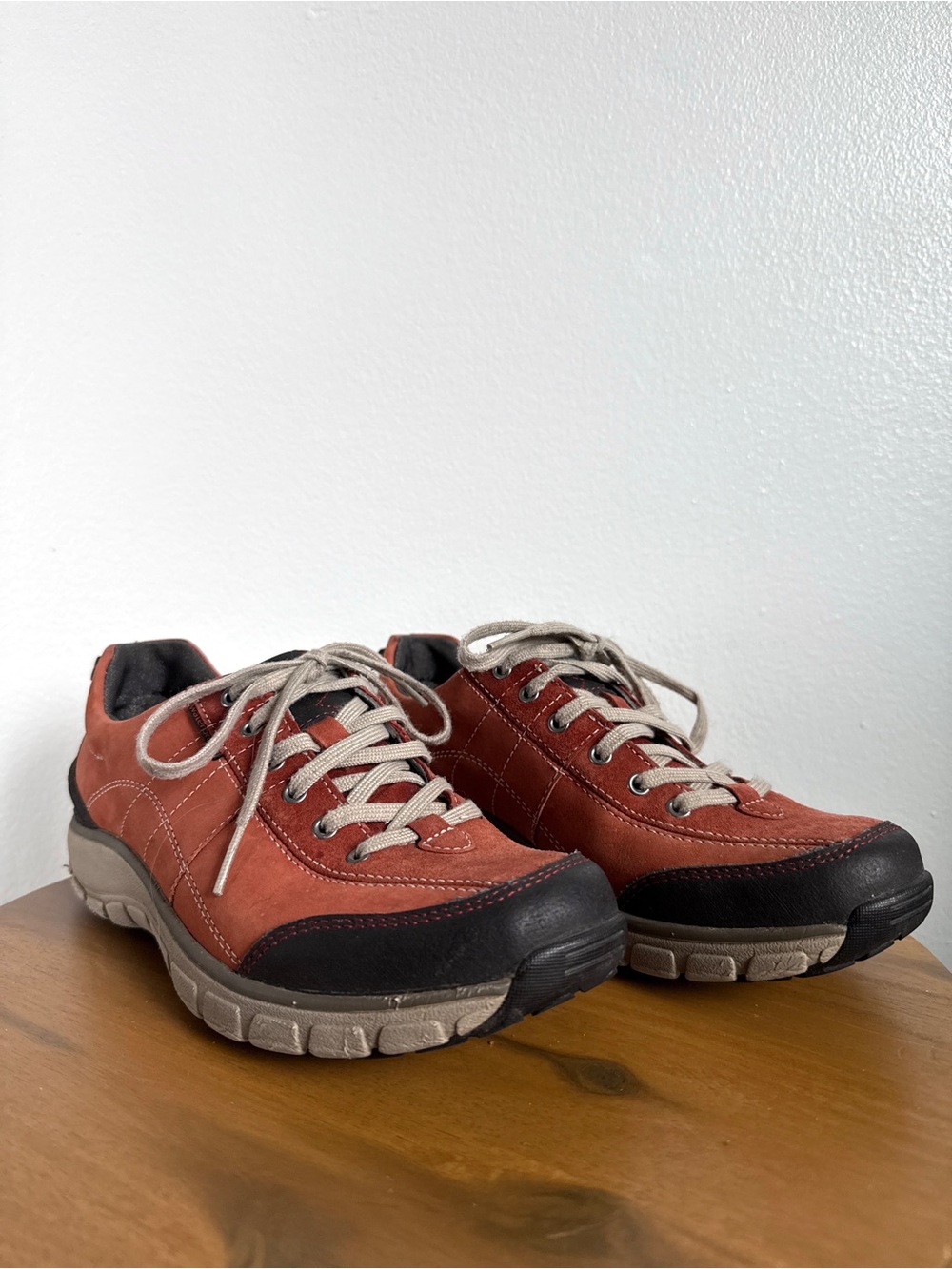 Clarks Wavewalk Women Sz 7.5 Red Leather Hiking Sneakers Waterproof Lace-Up